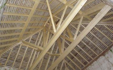 Charpente en sapin d'un pigeonnier 2.jpg