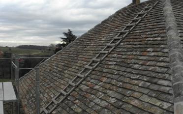 Couverture en tuiles de Bourgogne anciennes d'un pigeonnier.JPG